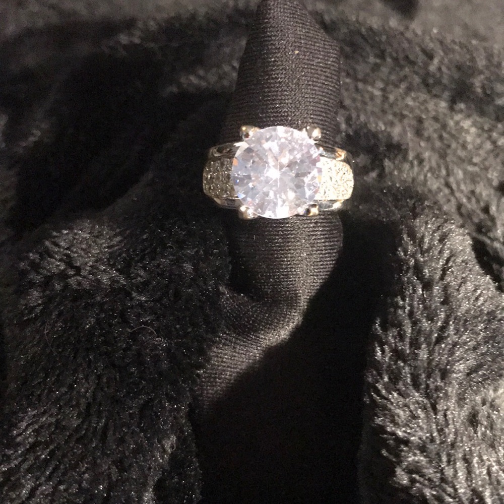 Silver SETA cz ring